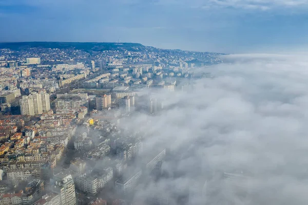 Mist Wolken Komen Stad Vanuit Zee Lucht Landschap Van Een — Stockfoto
