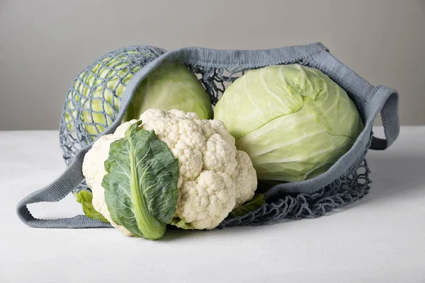 环保网袋内的白菜及花椰菜头 — 图库照片