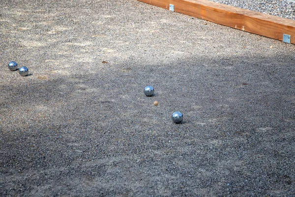 プレーフィールドのペタンクボール ペタンクのボールはリラックスした時間にスロー用の鉄です — ストック写真