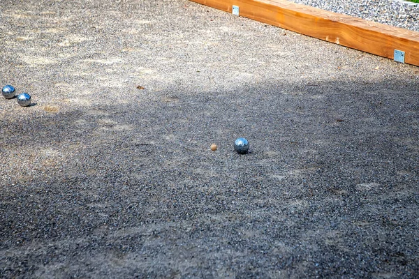 プレーフィールドのペタンクボール ペタンクのボールはリラックスした時間にスロー用の鉄です — ストック写真