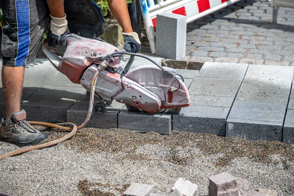 Een Werknemer Snijdt Een Tegel Maat Met Een Elektrische Molen — Stockfoto