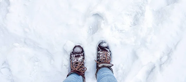 Πόδια Μπορντό Μπότες Και Μπλε Τζιν Στο Χιόνι Αποτυπώματα Ποδιών — Φωτογραφία Αρχείου