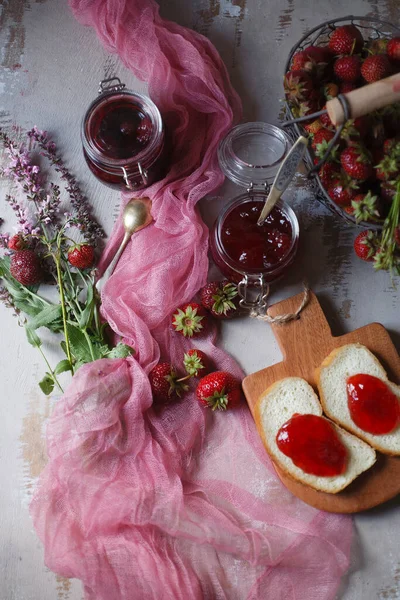 Sommerfrühstückskonzept Mit Himbeermarmelade Mit Brot Und Frisch Geernteten Beeren Korb — Stockfoto