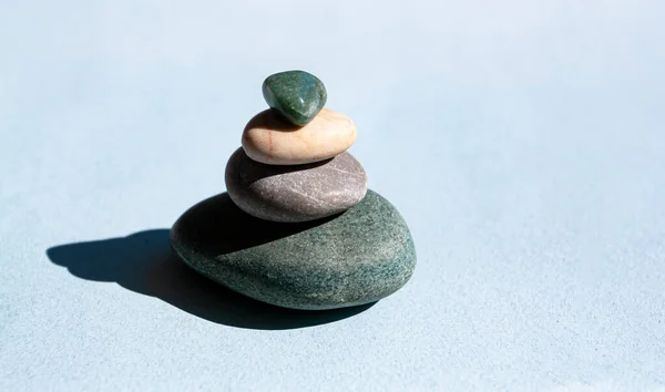石山在蓝色的背景上 一座由四块石头组成的塔 简单而均衡 和谐而平衡 最低纲领概念 — 图库照片