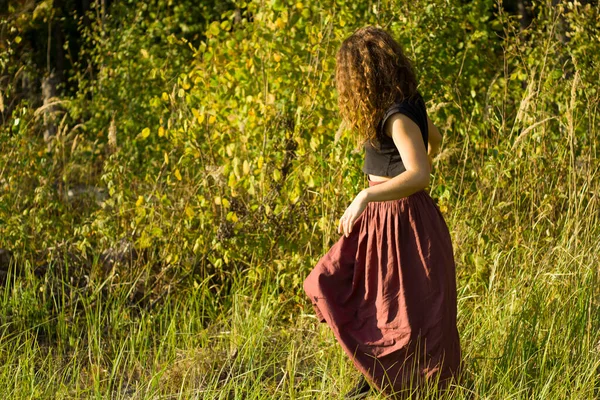 Κορίτσι Διασχίζει Χωράφι Ένα Κορίτσι Ένα Περπατά Ανάμεσα Στα Φυτά — Φωτογραφία Αρχείου