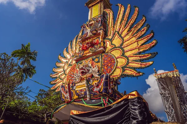 ウブド 島バリ インドネシアの中央通りに悪魔や花の伝統的なバリの彫刻とバード火葬塔 今後の火葬式に備える — ストック写真