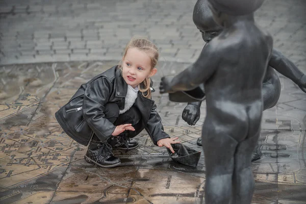 Girl Playing City Square — Stok fotoğraf