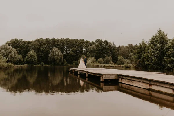 Recién Casados Besándose Abrazándose Puente Del Muelle Madera Lago —  Fotos de Stock