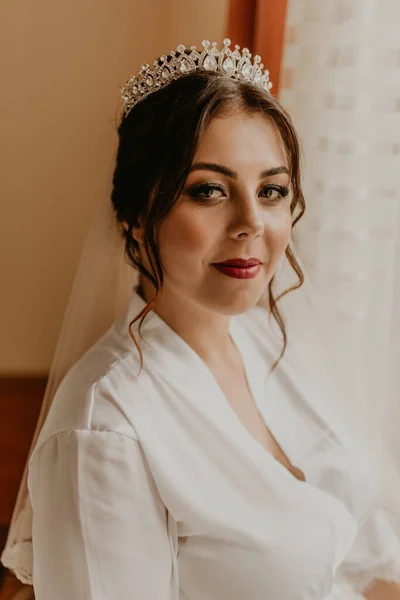 Woman Bride White Silk Peignoir Thin Robe Long Veil Tiara — Stockfoto