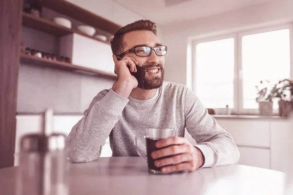 Kahvaltı Sırasında Akıllı Telefonuyla Konuşan Çekici Adam — Stok fotoğraf