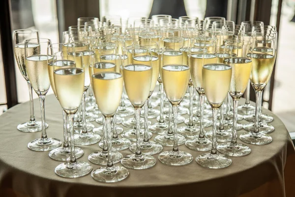宴会の席で冷たいシャンパン グラス — ストック写真