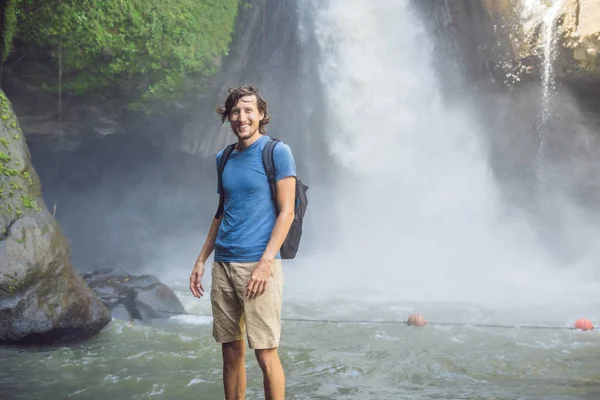 Mann Reisenden Auf Einem Wasserfall Hintergrund Ökotourismus Konzept — Stockfoto