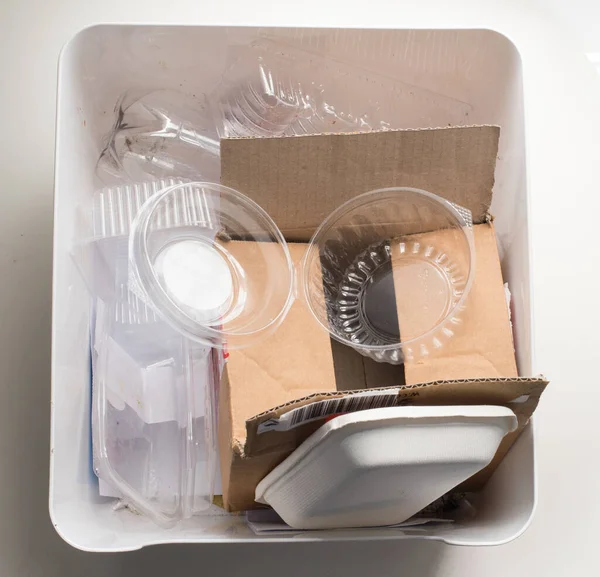 Vista Ángulo Alto Papelera Reciclaje Para Hogar Con Cartón Plástico — Foto de Stock