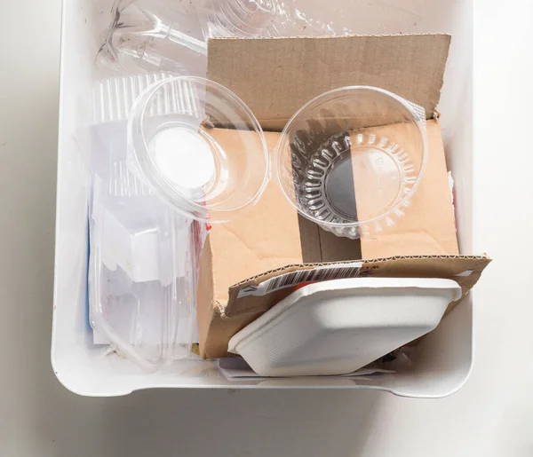 Yüksek Açı Karton Plastik Ile Geri Dönüşüm Kutusunu Kırpma Görüntüsü — Stok fotoğraf