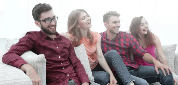 Grupa Uśmiechający Się Młodych Ludzi Siedzących Kanapie — Zdjęcie stockowe