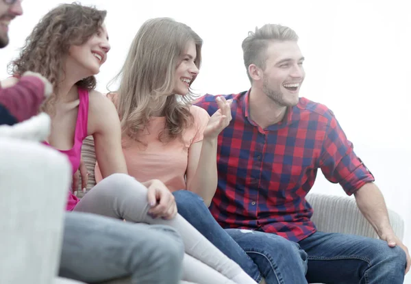 Gruppe Fröhlicher Freunde Sitzt Auf Der Couch — Stockfoto