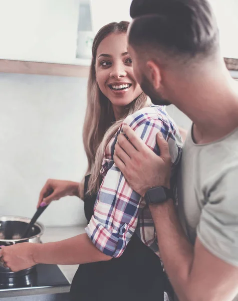 Joven Bromeando Con Esposa Cocina —  Fotos de Stock
