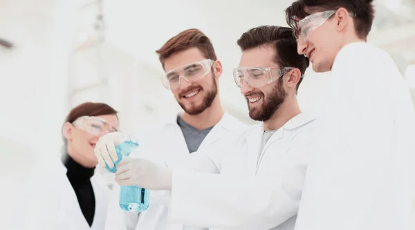 Grupp Forskare Som Arbetar Med Kemikalier — Stockfoto