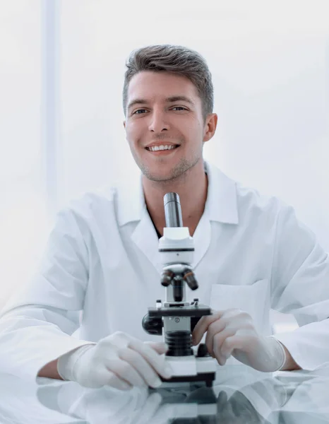 Jeune Scientifique Avec Microscope Assis Une Table Laboratoire — Photo