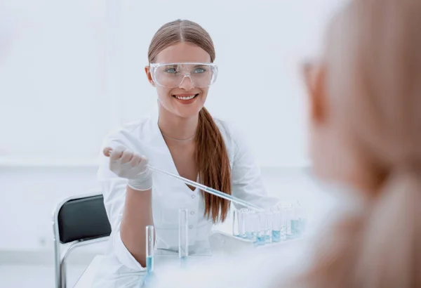 Kvinnlig Laboratorietekniker Testar Vätska Injektionsflaskor — Stockfoto