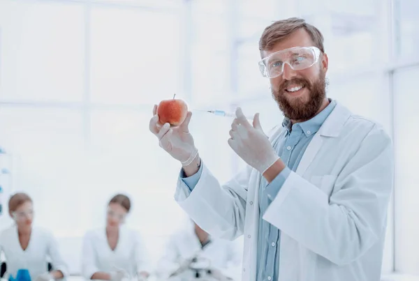 Ekspert Apple Stojącym Laboratorium — Zdjęcie stockowe