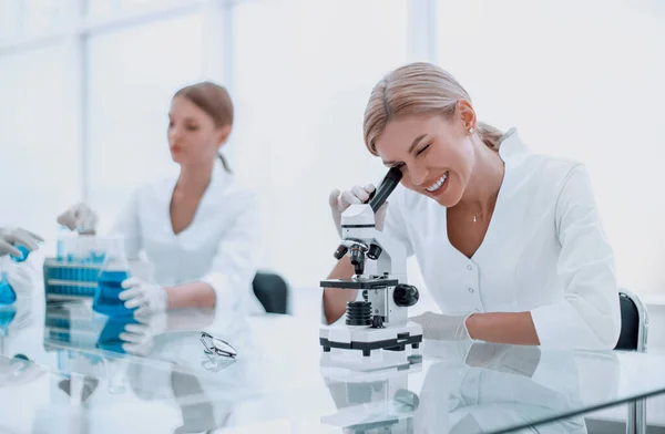 Kvinna Vetenskapsman Arbetsplatsen Laboratoriet — Stockfoto