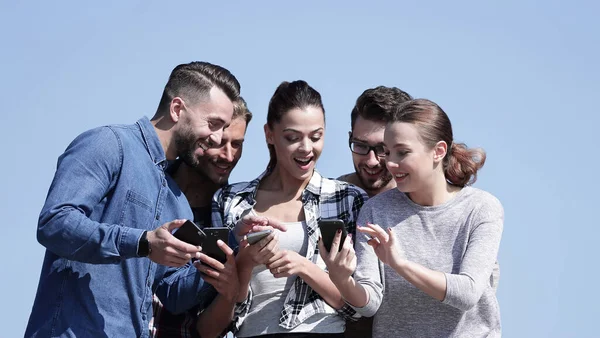Närbild Gruppen Elever Som Använder Smartphones — Stockfoto