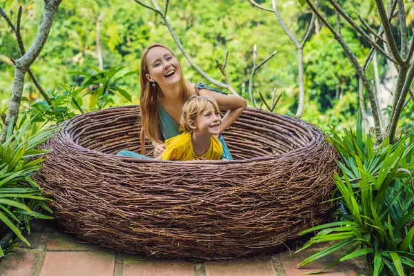 Bali Trend Halmbon Överallt Lycklig Familj Njuter Sin Resa Runt — Stockfoto