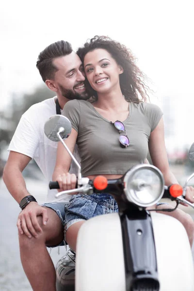 Aantrekkelijke Paar Een Scooter Rijden Een Zonnige Dag Stad — Stockfoto