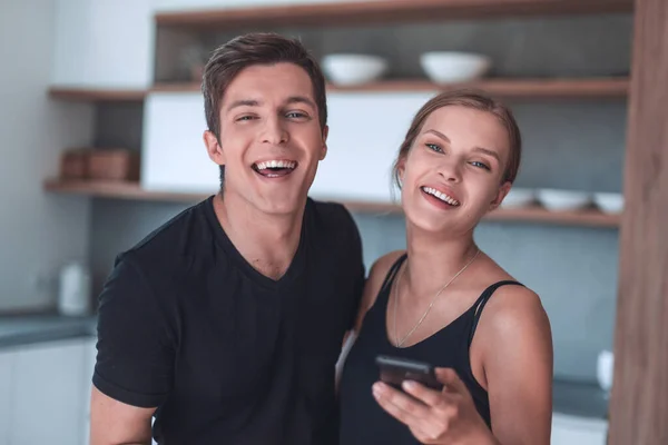 快乐的年轻夫妇在智能手机上读电子邮件 — 图库照片