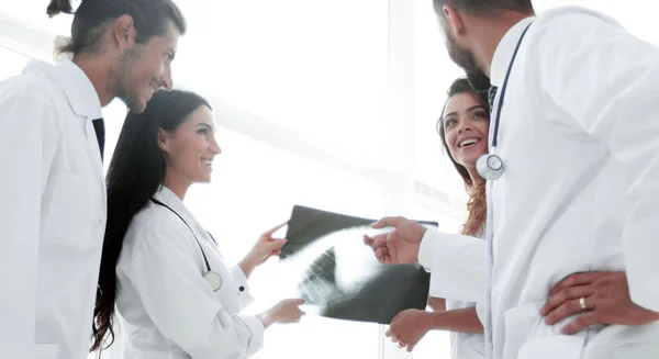 Gruppo Medici Che Discutono Una Radiografia — Foto Stock