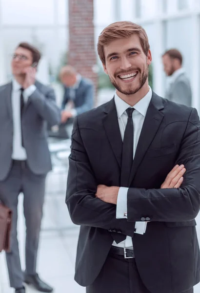 微笑的商人站在一个现代化的办公室里 — 图库照片
