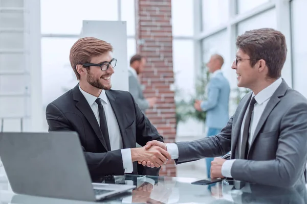 Empresários Apertando Mãos Durante Uma Reunião Negócios — Fotografia de Stock