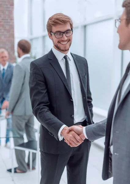 Smiling Manager Shaking Hands Client — Stock Photo, Image