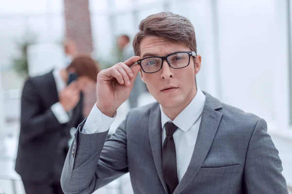 Hombre Negocios Responsable Mirando Través Sus Gafas —  Fotos de Stock