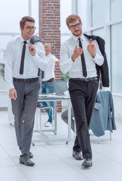 Geschäftskollegen Diskutieren Etwas Gehen Büro Spazieren — Stockfoto