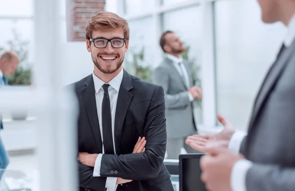 Uśmiechnięci Biznesmeni Rozmawiający Swoim Kolegą — Zdjęcie stockowe
