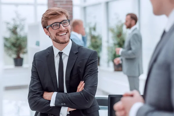 Усміхнені Бізнесмени Розмовляють Своїм Колегою — стокове фото