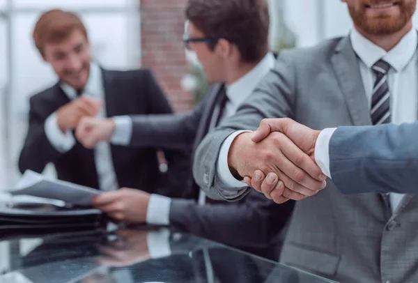 Biznesmeni Ściskający Dłonie Podczas Spotkania Biznesowego — Zdjęcie stockowe
