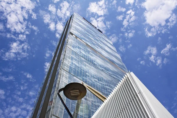 新しいシティライフ地区のアリアンツ超高層ビル — ストック写真