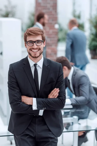 オフィスに立つ笑顔のビジネスマン — ストック写真