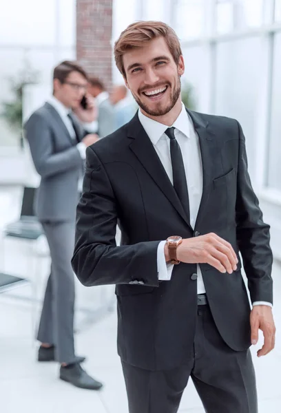 Hombres Negocios Sonrientes Pie Oficina — Foto de Stock