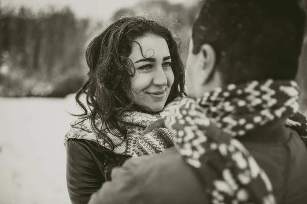 花嫁と新郎は愛のカップルニットスカーフで冬には雪でミトン — ストック写真