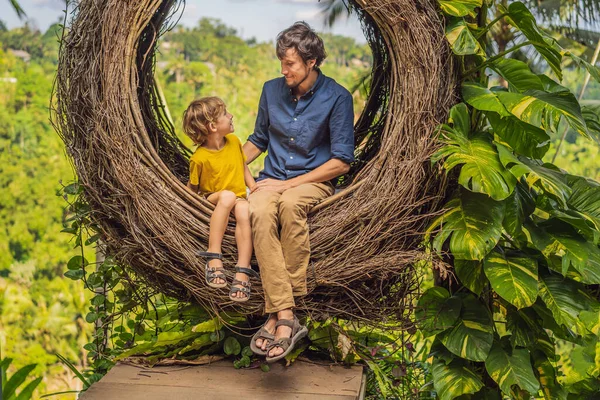 Bali Trend Überall Strohnester Kinderfreundlicher Ort Glückliche Familie Genießt Ihre — Stockfoto