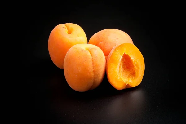Trois Abricots Demi Sur Fond Noir — Photo