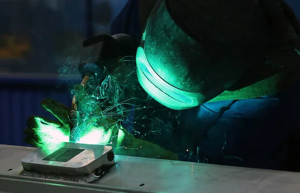 Endüstriyel Fabrikada Çelikle Çalışan Kaynakçı — Stok fotoğraf