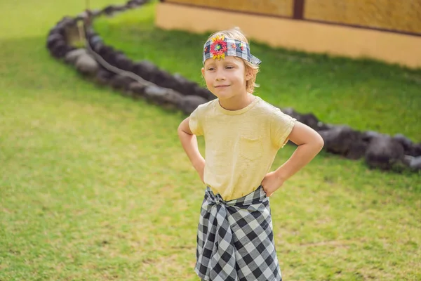 Junge Touristin Sarong Balinesischer Nationalkleidung — Stockfoto