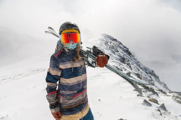 Güzel Aktif Bir Kadın Kayakçının Portresi Maske Takıyor Elinde Kayak — Stok fotoğraf