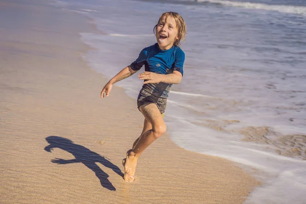 Netter Kleiner Junge Hat Spaß Tropischen Strand Während Der Sommerferien — Stockfoto
