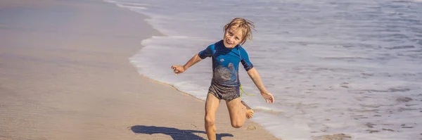 Netter Kleiner Junge Hat Spaß Tropischen Strand Während Der Sommerferien — Stockfoto